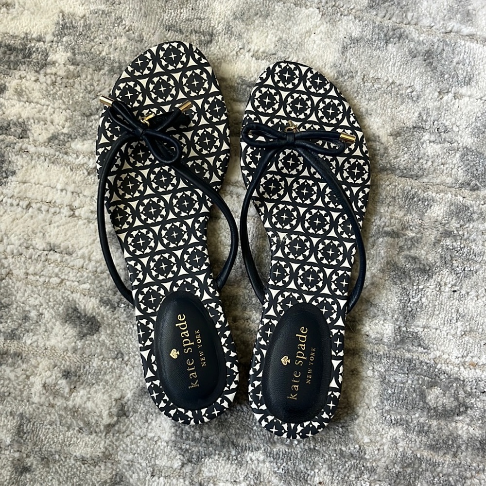EUC Kate Spade navy blue flip flops with bow